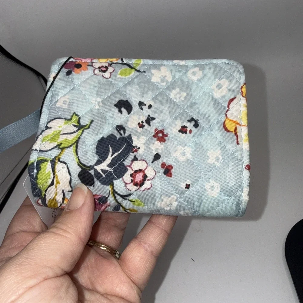 Vera Bradley RFID small Wallet In Floating Garden Pattern - Picture 5 of 7